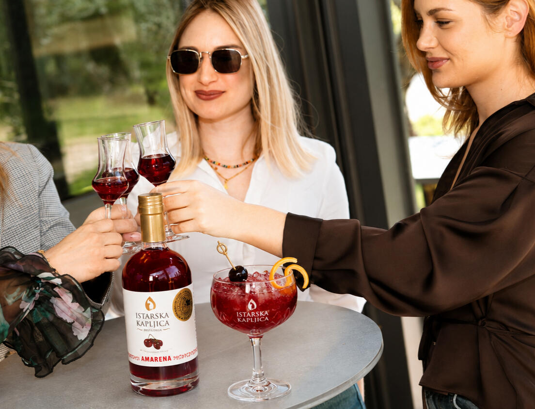 Tastings in ISTRA nature Entstanden aus den reichen Traditionen Istriens und geschaffen von der renommierten Destillerie Istarska Kapljica, lädt Taste Histria Sie ein, den authentischen Geist der Adria zu entdecken. Inspiriert von sonnenverwöhnten Weinbergen, jahrhundertealten St